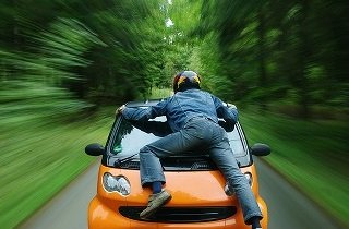 乗り物にしがみついている人の夢占い