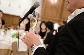 結婚式の司会者・ゲストスピーチの夢占い