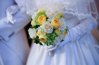 白無垢・ウェディングドレスの女性の夢占い